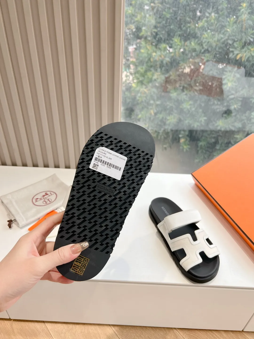 👟👟Ex-factory price 440👟👟 (Top version) H family 2024 spring and summer new style HERMES Hermes' recently popular couple's shoes, pig nose angle sandals and slippers, paired with various colorful socks, very trendy. Upper lining: imported original leather. Outsole: non-slip and wear-resistant outsole. Size: female 35-42 (40/42 non-returnable and non-exchangeable) Men’s size: 39-45 (45 is non-refundable and non-exchangeable)